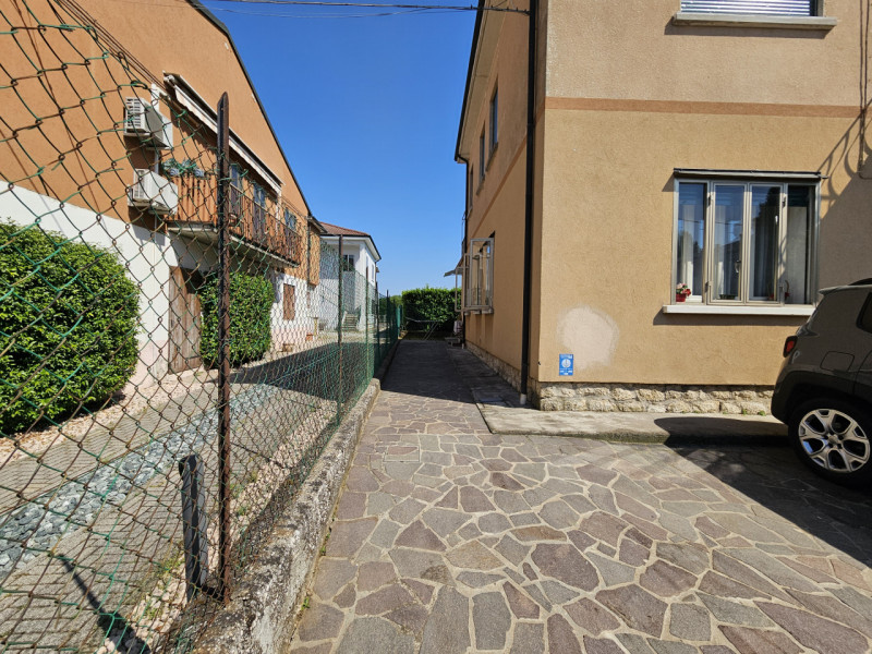 VICENZA-Viale Astichello: in contesto di Bifamiliare, proponiamo spazioso, curatissimo e ristrutt...