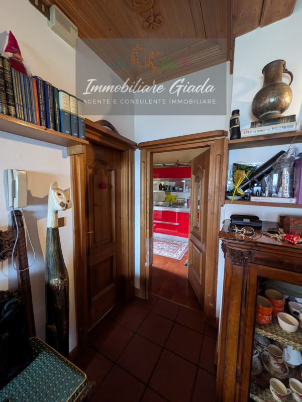 Proponiamo in vendita questo splendido appartamento situato al primo piano di una piccola palazzi...