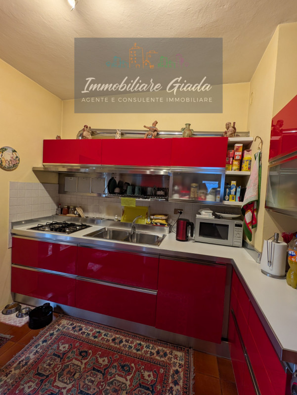 Proponiamo in vendita questo splendido appartamento situato al primo piano di una piccola palazzi...