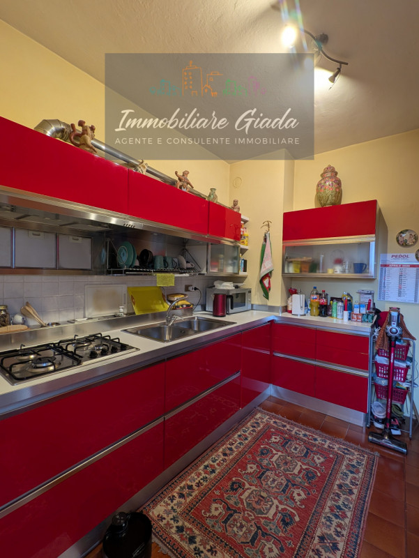 Proponiamo in vendita questo splendido appartamento situato al primo piano di una piccola palazzi...