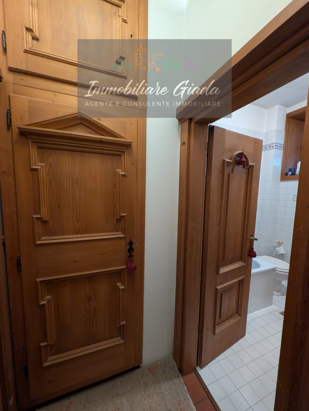 Proponiamo in vendita questo splendido appartamento situato al primo piano di una piccola palazzi...