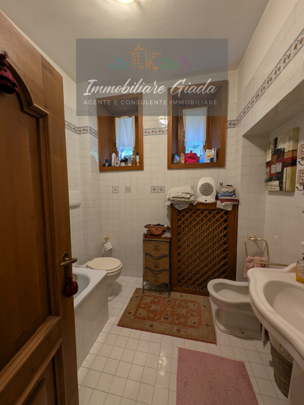 Proponiamo in vendita questo splendido appartamento situato al primo piano di una piccola palazzi...