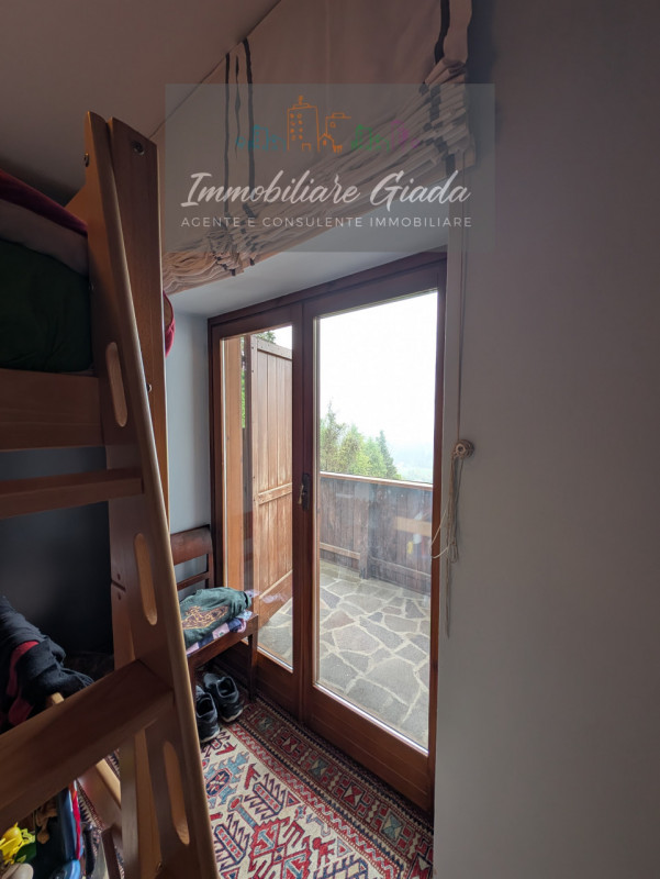 Proponiamo in vendita questo splendido appartamento situato al primo piano di una piccola palazzi...