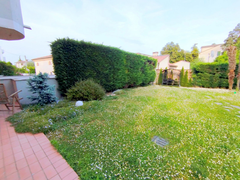 ELEGANTE APPARTAMENTO 2 CAMERE ARREDATO CON AMPIO GIARDINO ABANO TERME €.270.000 - rif.CL539

Pro...