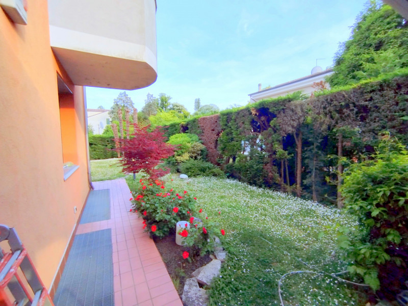 ELEGANTE APPARTAMENTO 2 CAMERE ARREDATO CON AMPIO GIARDINO ABANO TERME €.270.000 - rif.CL539

Pro...