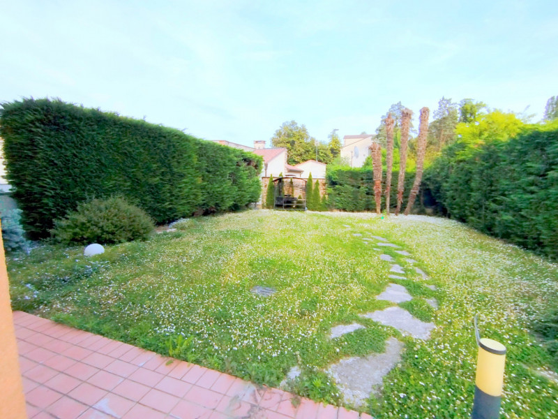 ELEGANTE APPARTAMENTO 2 CAMERE ARREDATO CON AMPIO GIARDINO ABANO TERME €.270.000 - rif.CL539

Pro...