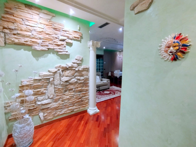 ELEGANTE APPARTAMENTO 2 CAMERE ARREDATO CON AMPIO GIARDINO ABANO TERME €.270.000 - rif.CL539

Pro...