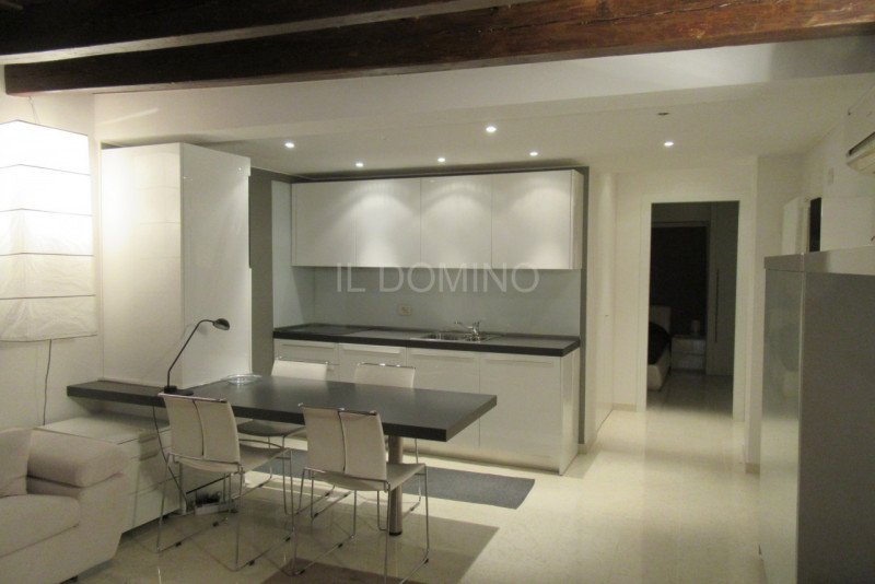 Appartamento bilocale completamente ristrutturato nuovo, posto al piano 1° di una palazzina signo...