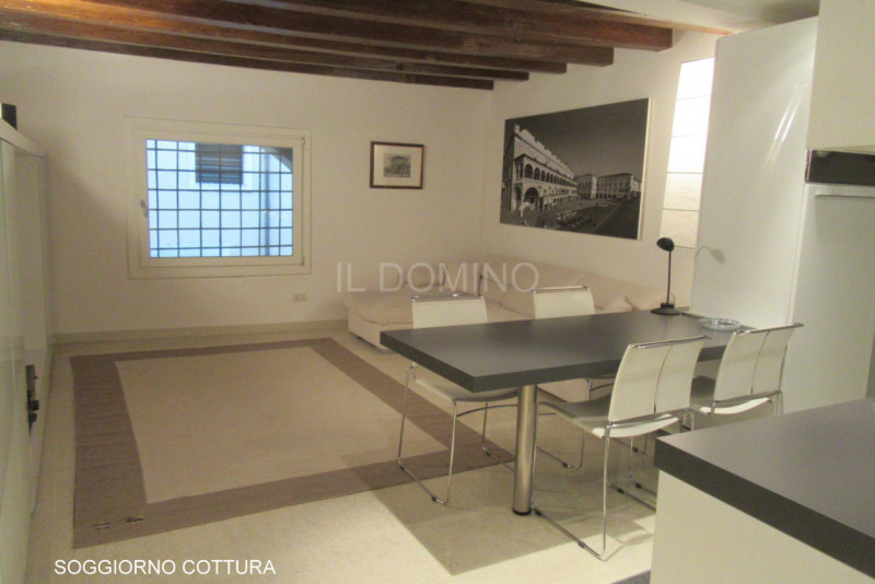 Appartamento bilocale completamente ristrutturato nuovo, posto al piano 1° di una palazzina signo...