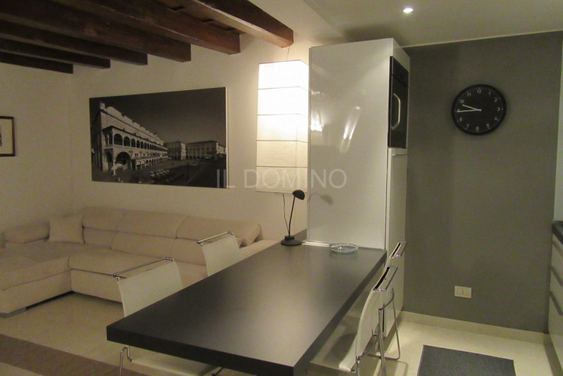 Appartamento bilocale completamente ristrutturato nuovo, posto al piano 1° di una palazzina signo...