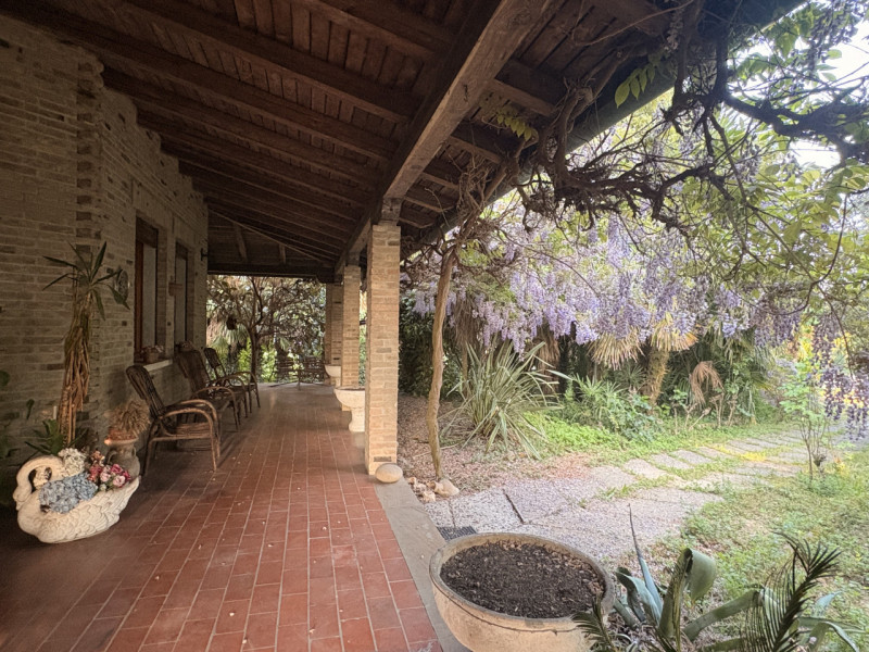 Proponiamo in vendita una splendida villa contemporanea situata nella ricercata zona di Mellaredo...