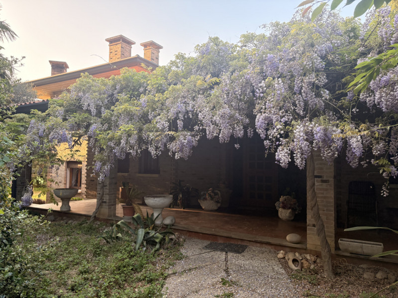 Proponiamo in vendita una splendida villa contemporanea situata nella ricercata zona di Mellaredo...