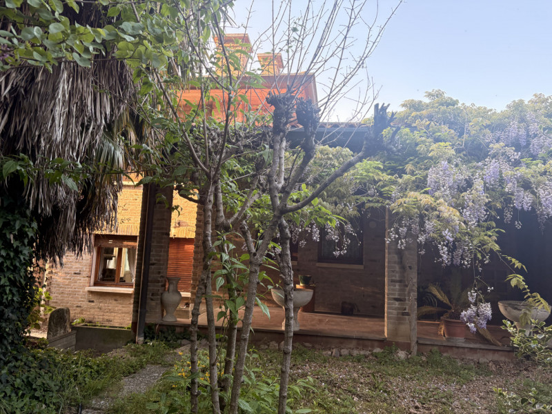 Proponiamo in vendita una splendida villa contemporanea situata nella ricercata zona di Mellaredo...