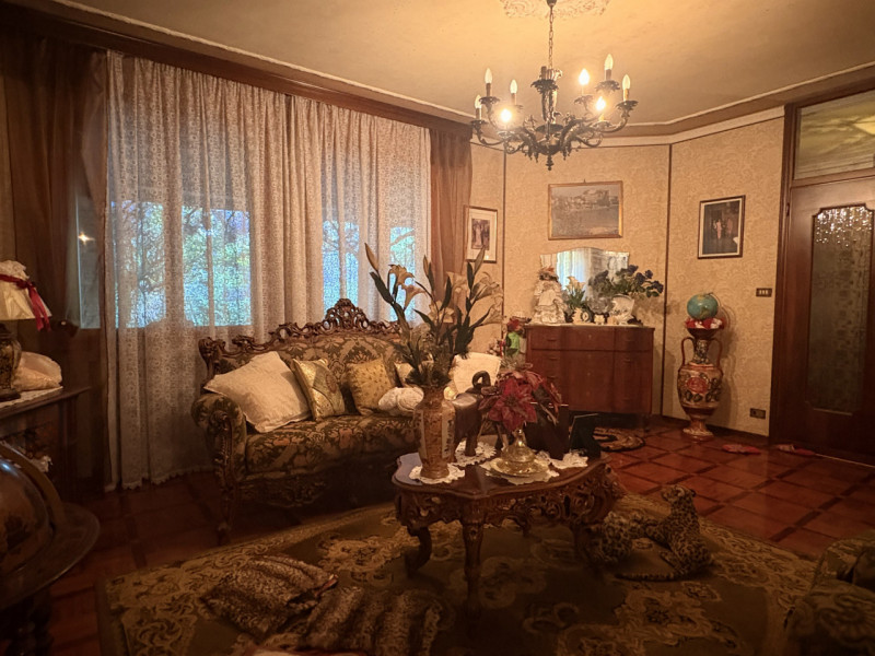 Proponiamo in vendita una splendida villa contemporanea situata nella ricercata zona di Mellaredo...