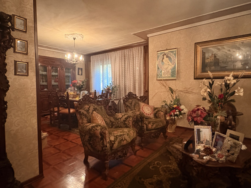 Proponiamo in vendita una splendida villa contemporanea situata nella ricercata zona di Mellaredo...