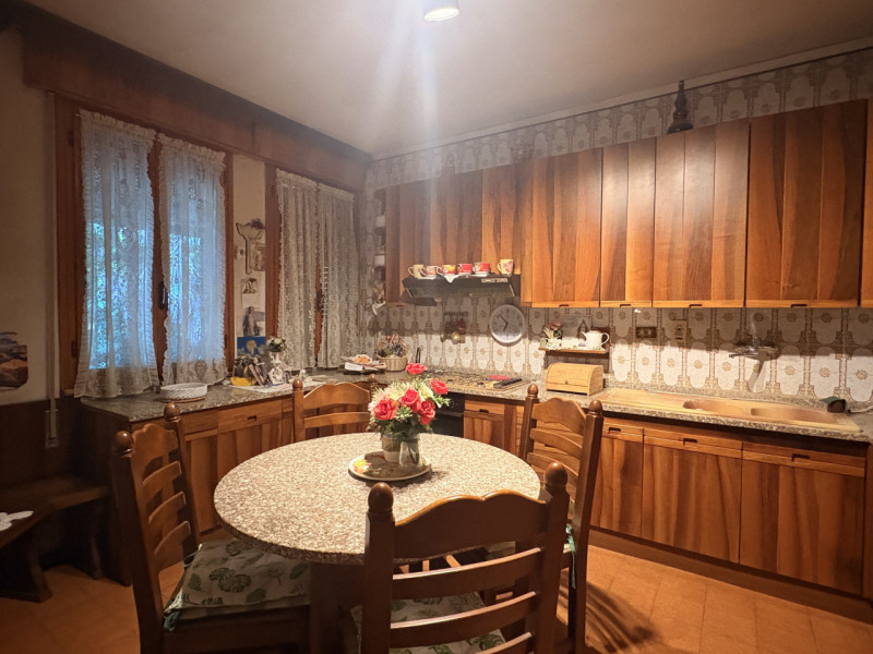 Proponiamo in vendita una splendida villa contemporanea situata nella ricercata zona di Mellaredo...