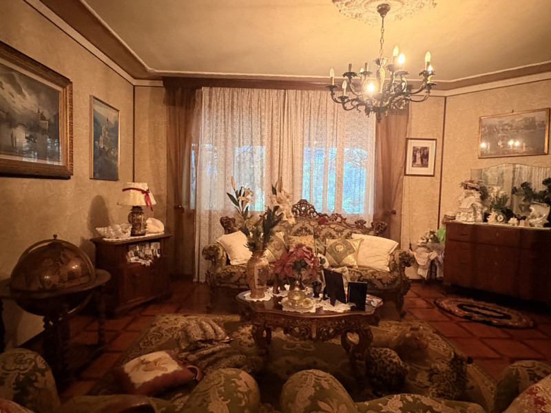 Proponiamo in vendita una splendida villa contemporanea situata nella ricercata zona di Mellaredo...