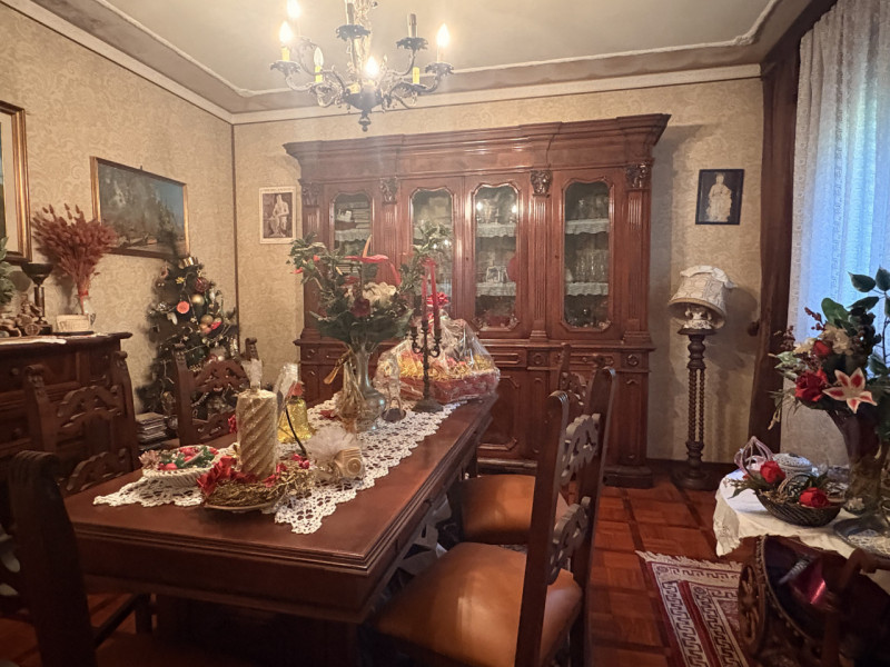 Proponiamo in vendita una splendida villa contemporanea situata nella ricercata zona di Mellaredo...