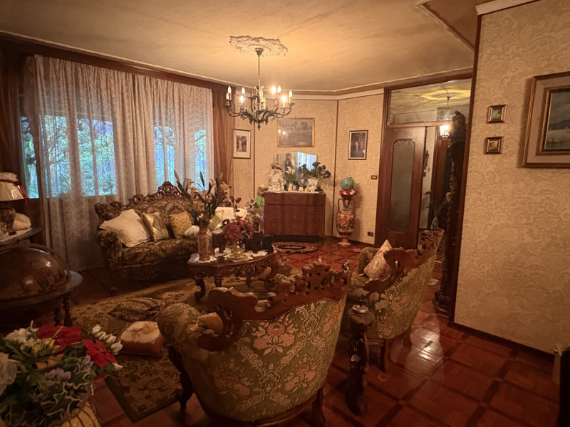 Proponiamo in vendita una splendida villa contemporanea situata nella ricercata zona di Mellaredo...