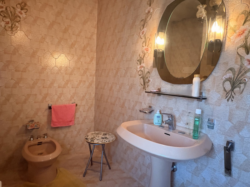 Proponiamo in vendita una splendida villa contemporanea situata nella ricercata zona di Mellaredo...