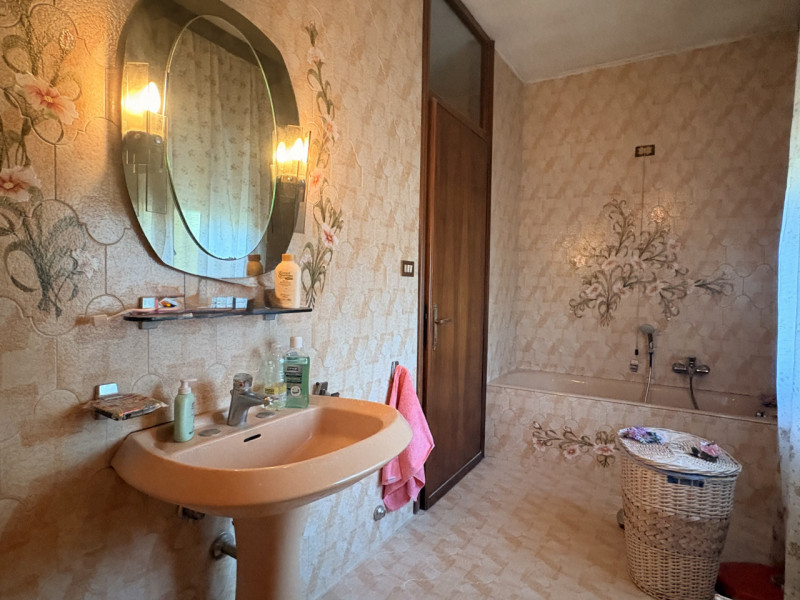 Proponiamo in vendita una splendida villa contemporanea situata nella ricercata zona di Mellaredo...