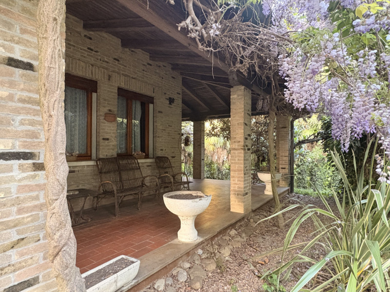 Proponiamo in vendita una splendida villa contemporanea situata nella ricercata zona di Mellaredo...
