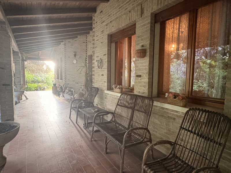 Proponiamo in vendita una splendida villa contemporanea situata nella ricercata zona di Mellaredo...