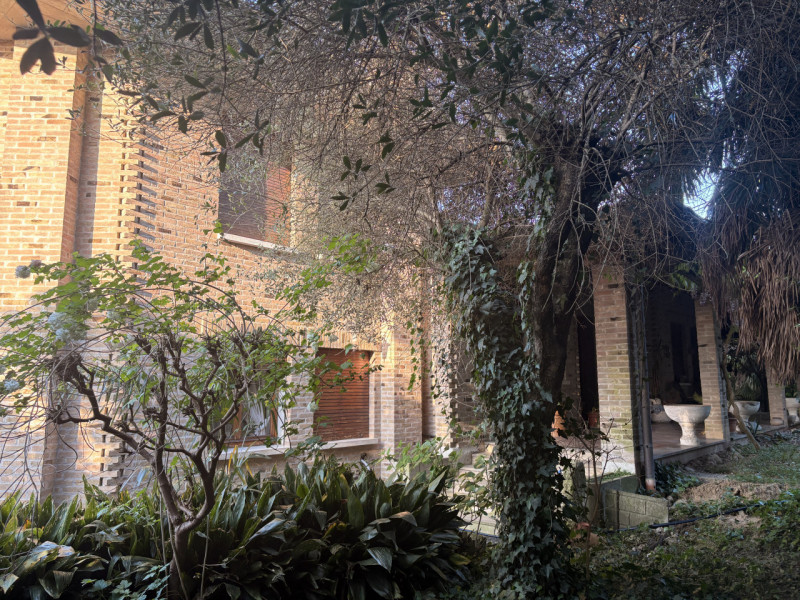 Proponiamo in vendita una splendida villa contemporanea situata nella ricercata zona di Mellaredo...