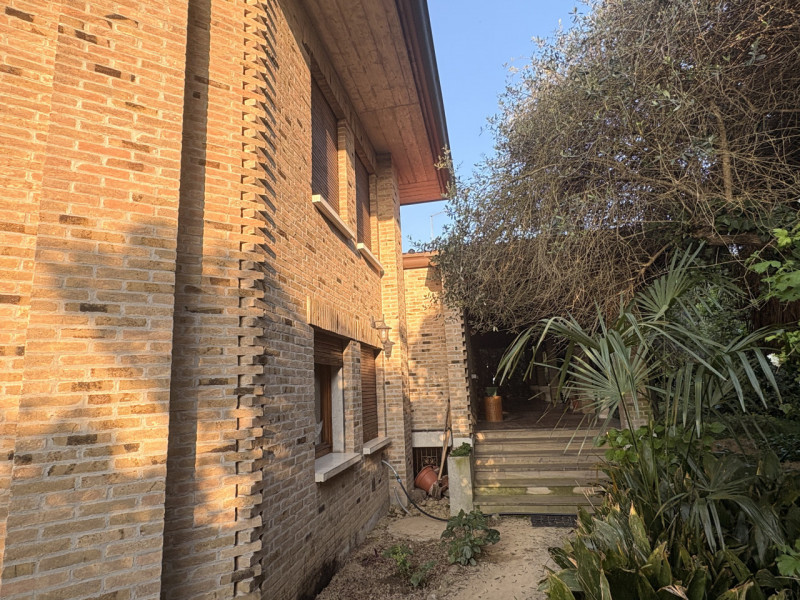 Proponiamo in vendita una splendida villa contemporanea situata nella ricercata zona di Mellaredo...