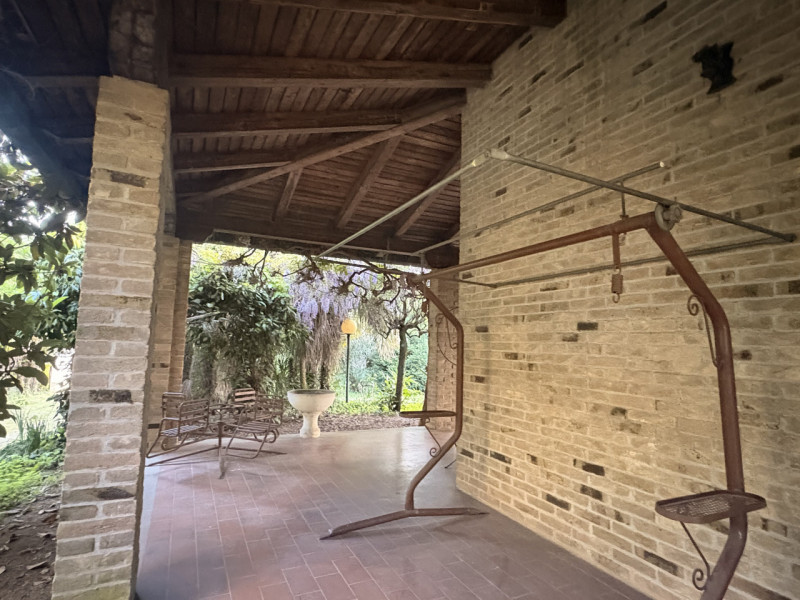 Proponiamo in vendita una splendida villa contemporanea situata nella ricercata zona di Mellaredo...