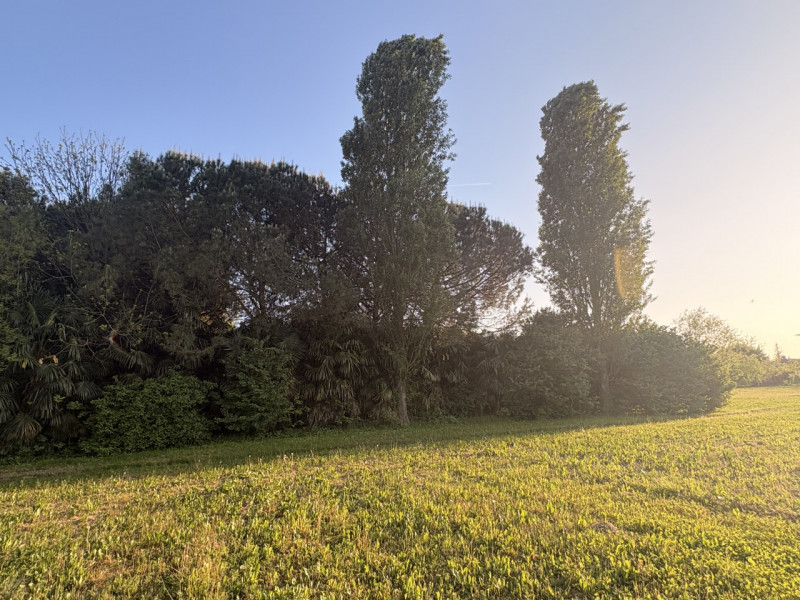 Proponiamo in vendita una splendida villa contemporanea situata nella ricercata zona di Mellaredo...