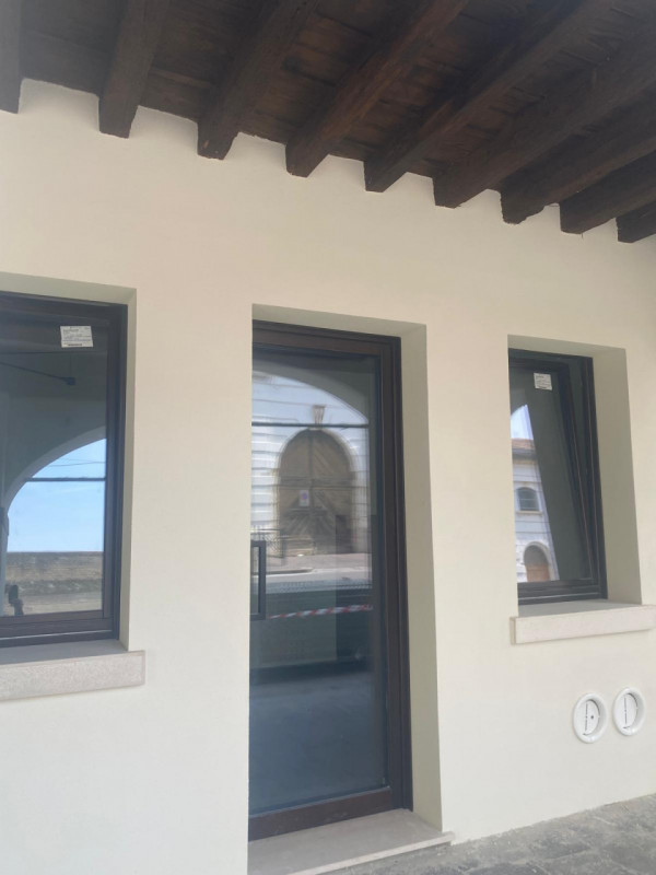 Centro Storico di Piove di Sacco, su palazzetto completamente ristrutturato, proponiamo in locazi...