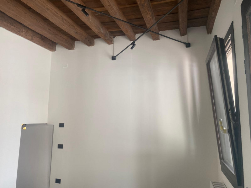 Centro Storico di Piove di Sacco, su palazzetto completamente ristrutturato, proponiamo in locazi...