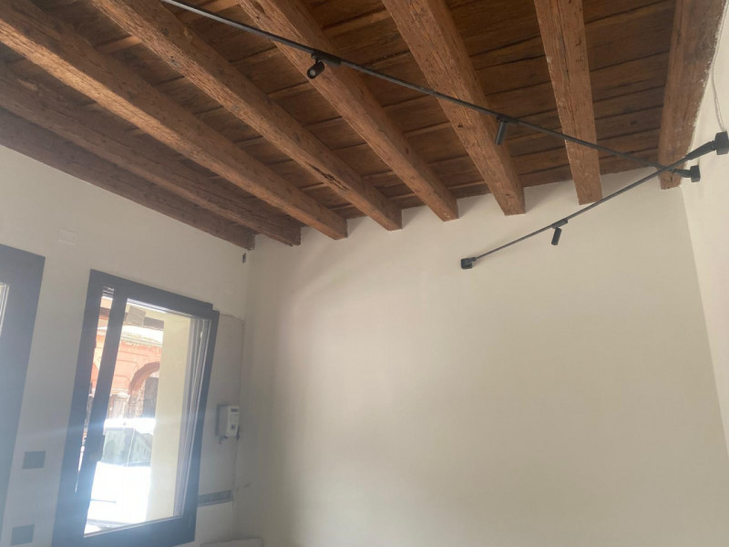 Centro Storico di Piove di Sacco, su palazzetto completamente ristrutturato, proponiamo in locazi...