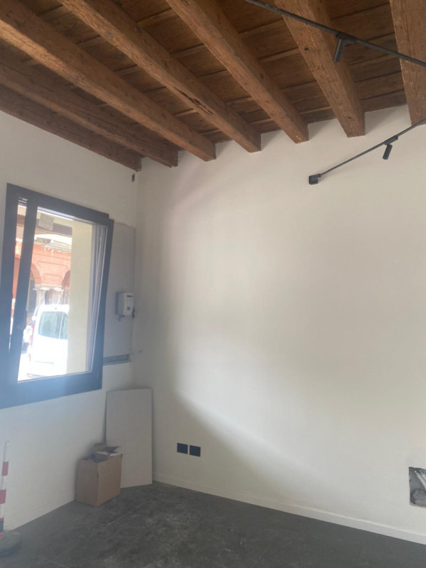 Centro Storico di Piove di Sacco, su palazzetto completamente ristrutturato, proponiamo in locazi...