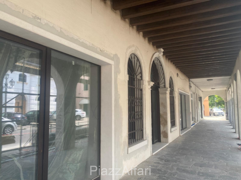 Piove di Sacco, in centro storico, su palazzetto completamente ristrutturato, proponiamo in locaz...