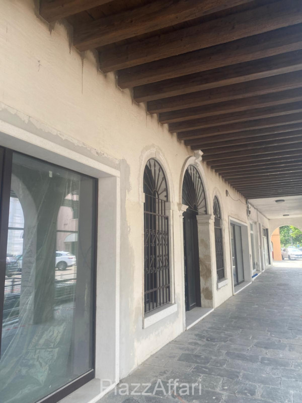 Piove di Sacco, in centro storico, su palazzetto completamente ristrutturato, proponiamo in locaz...