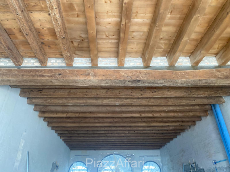 Piove di Sacco, in centro storico, su palazzetto completamente ristrutturato, proponiamo in locaz...