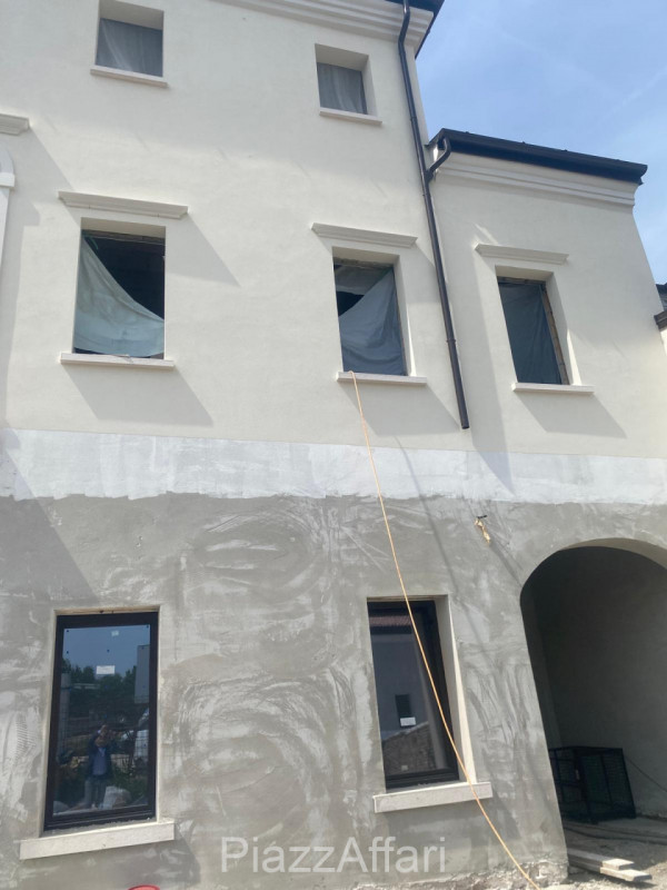 Piove di Sacco, in centro storico, su palazzetto completamente ristrutturato, proponiamo in locaz...