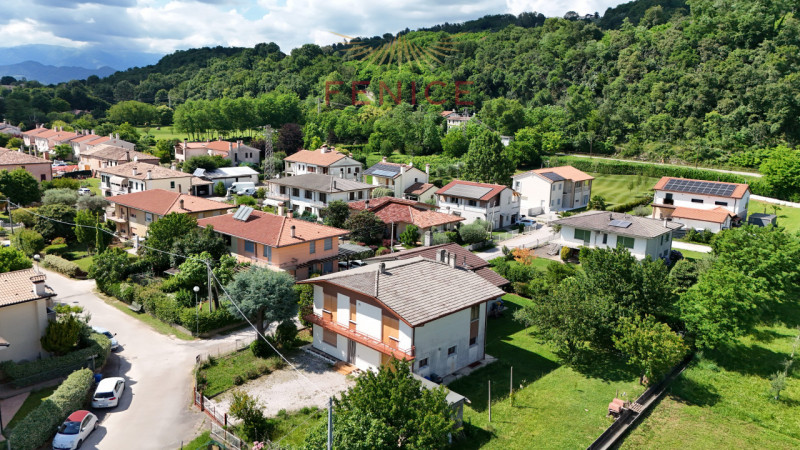 Proponiamo in esclusiva una spaziosa bifamiliare di circa 180 mq situata nella tranquilla e verde...