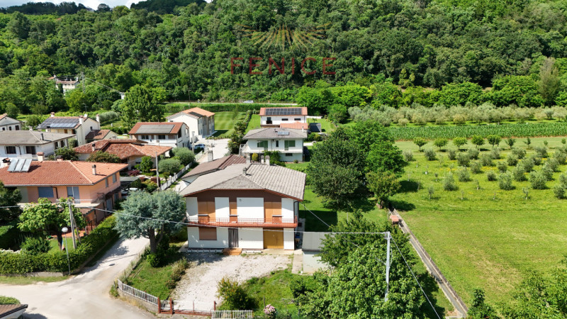Proponiamo in esclusiva una spaziosa bifamiliare di circa 180 mq situata nella tranquilla e verde...