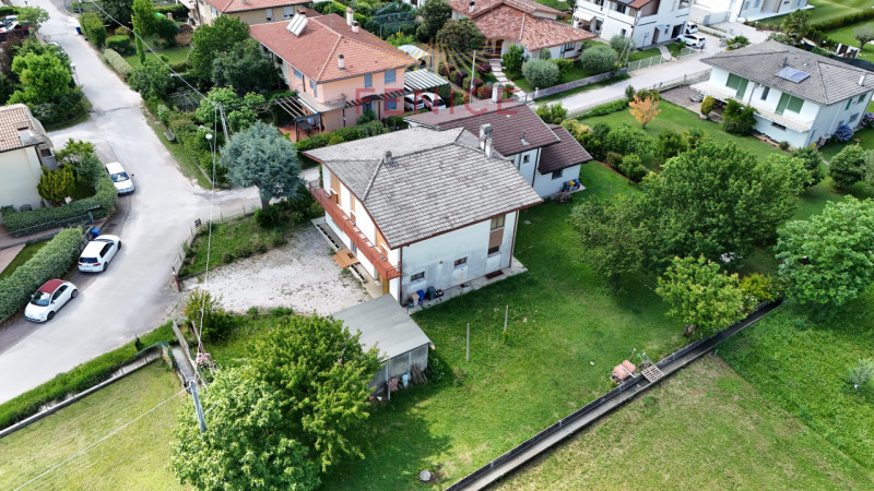 Proponiamo in esclusiva una spaziosa bifamiliare di circa 180 mq situata nella tranquilla e verde...