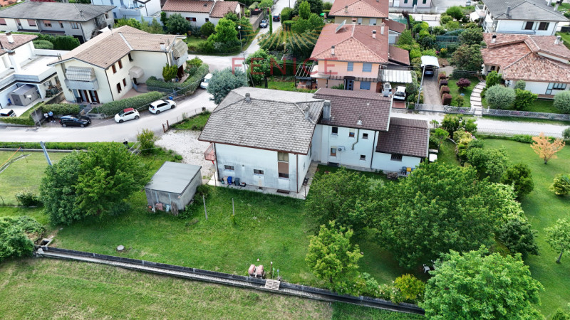 Proponiamo in esclusiva una spaziosa bifamiliare di circa 180 mq situata nella tranquilla e verde...