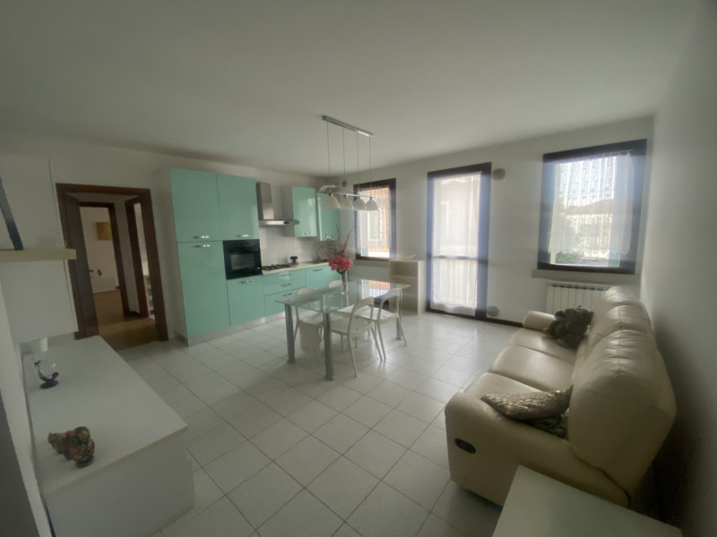 Proponiamo in centro a Saonara, comodo a tutti i servizi, appartamento al primo piano in condomin...