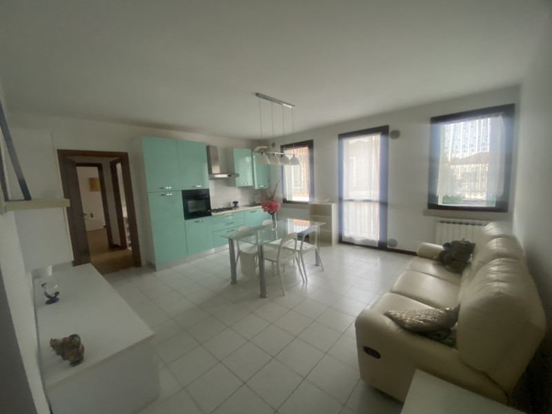 Proponiamo in centro a Saonara, comodo a tutti i servizi, appartamento al primo piano in condomin...