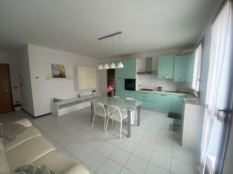 Proponiamo in centro a Saonara, comodo a tutti i servizi, appartamento al primo piano in condomin...