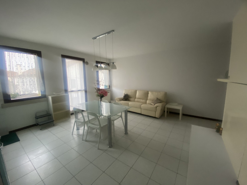 Proponiamo in centro a Saonara, comodo a tutti i servizi, appartamento al primo piano in condomin...