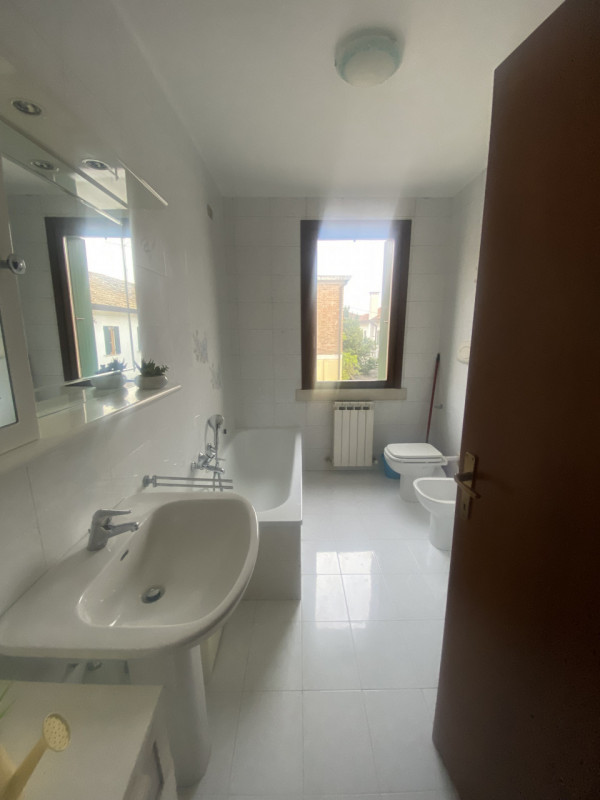 Proponiamo in centro a Saonara, comodo a tutti i servizi, appartamento al primo piano in condomin...