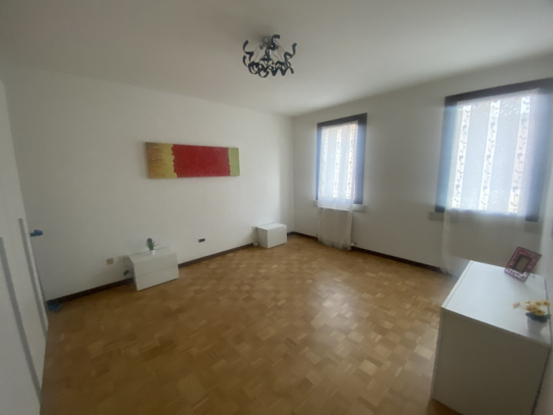 Proponiamo in centro a Saonara, comodo a tutti i servizi, appartamento al primo piano in condomin...