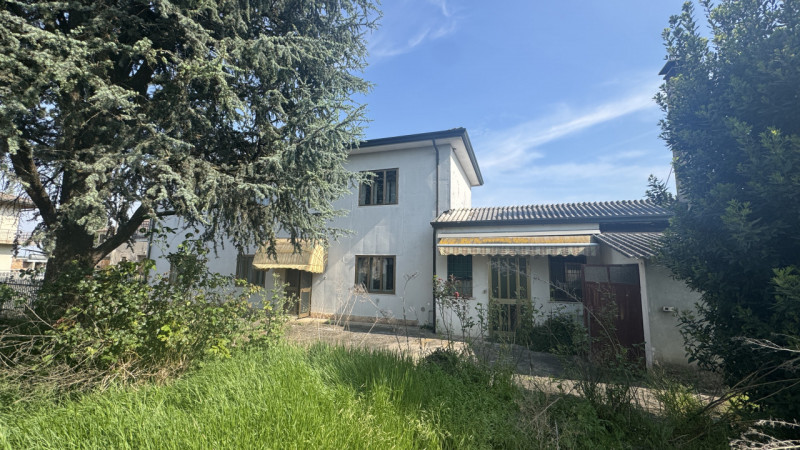 Graziosa casa singola, in posizione amena prossima all'argine, disposta su due livelli e composta...